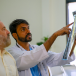 Best orthopedic doctor in Bangalore Dr Vijaykumar D consulting a knee replacement patient