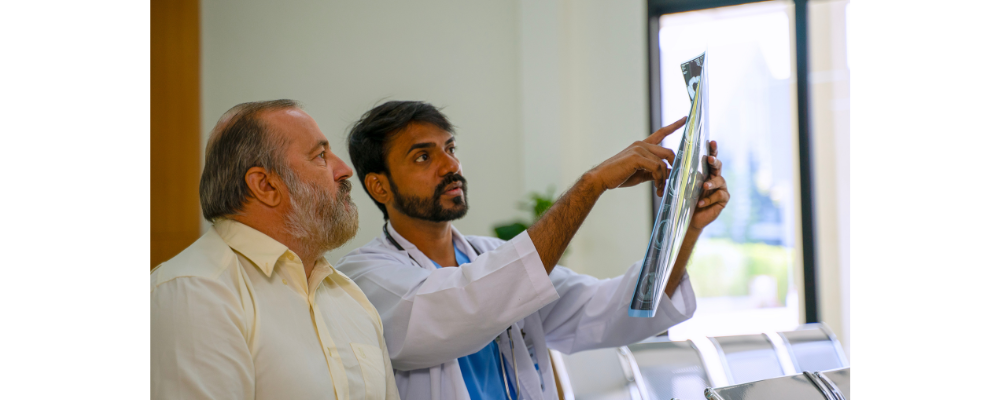 Best orthopedic doctor in Bangalore Dr Vijaykumar D consulting a knee replacement patient